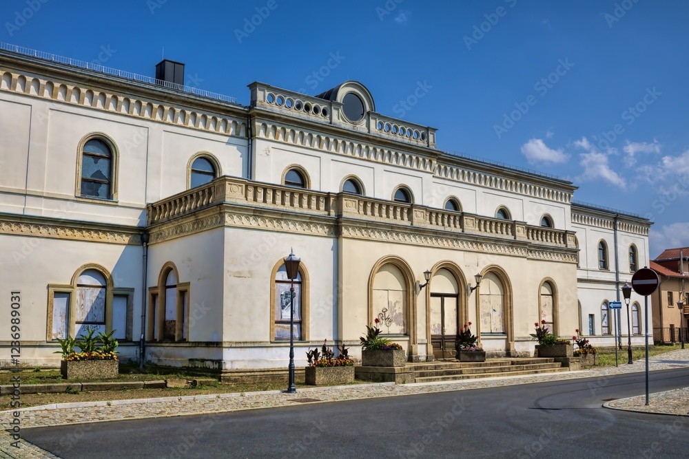 crimmitschau, deutschland - unsanierter und stillgelegter bahnhof