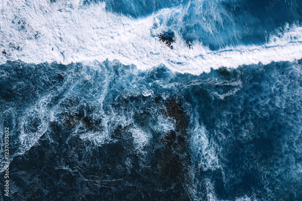 Błekitne Fale oceanu z drona