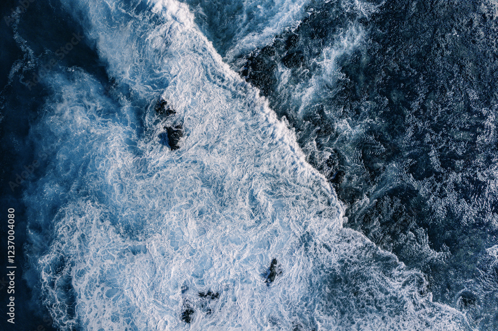 Fototapeta premium Błekitne Fale oceanu z drona 