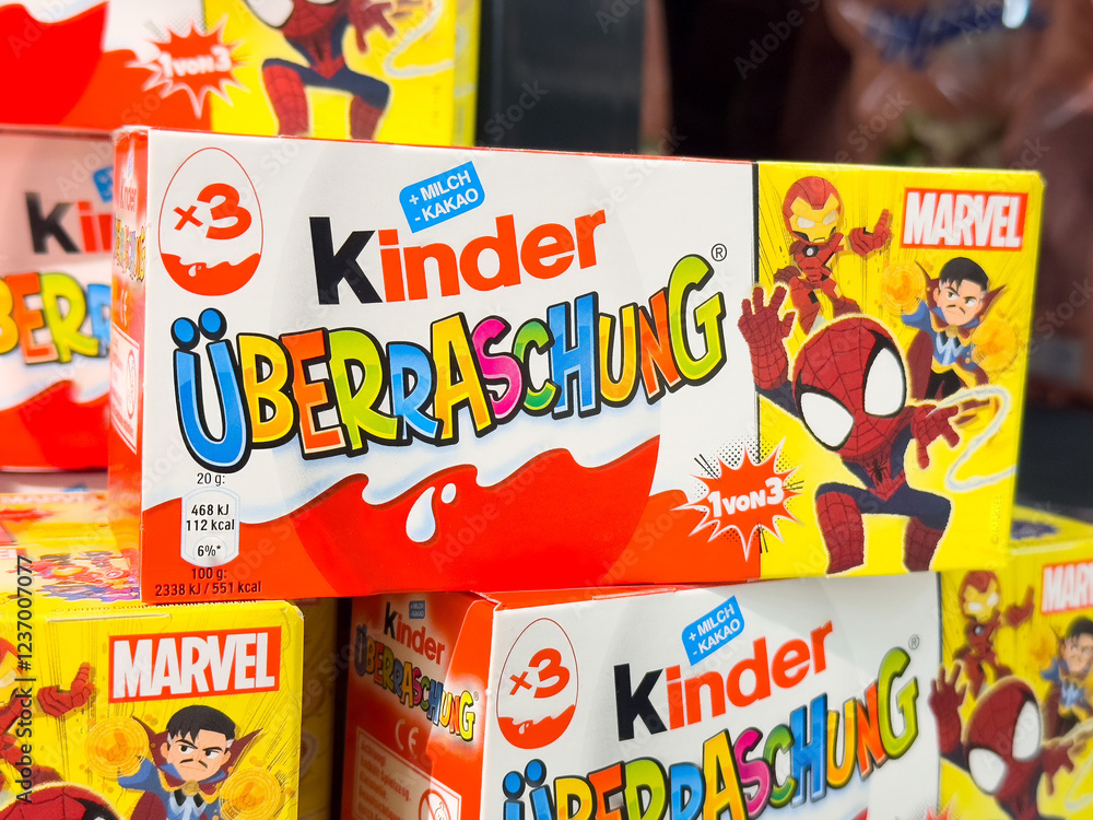 Naklejka premium Marvel edition kinder überraschung chocolate boxes featuring spider-man design