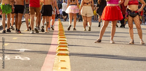 Pernas e pé de pessoas pulando carnaval de rua de São Paulo. 
