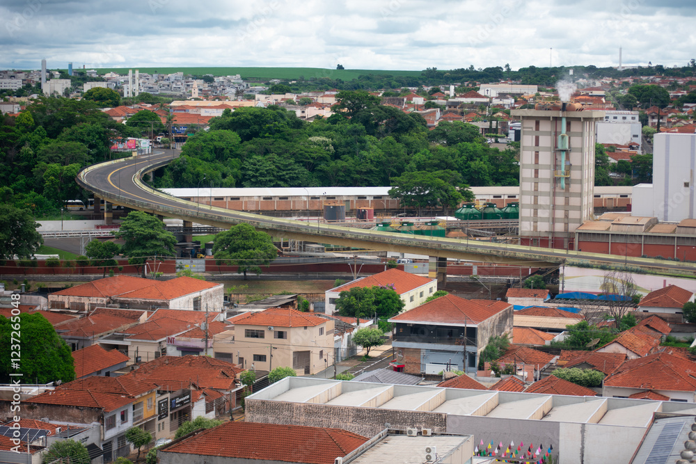 Obraz premium city ​​seen from above on a cloudy day