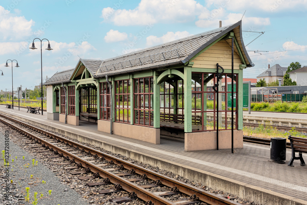 Altes Wartehäuschen der Löschnitztalbahn im Bahnhof von Radebeul Altes Wartehäuschen der Löschnitztalbahn im Bahnhof von Radebeul