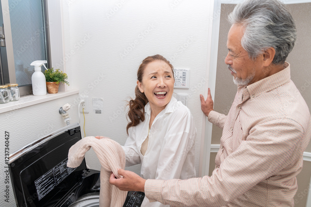 Obraz premium 洗濯をするシニアカップル