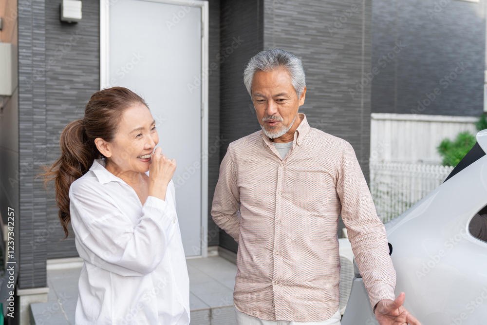 Fototapeta premium 笑顔のシニアカップル 玄関