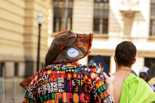 Schilderij op canvas Chapéu e camisa colorida, fantasia de carnaval de rua na cidade de São Paulo