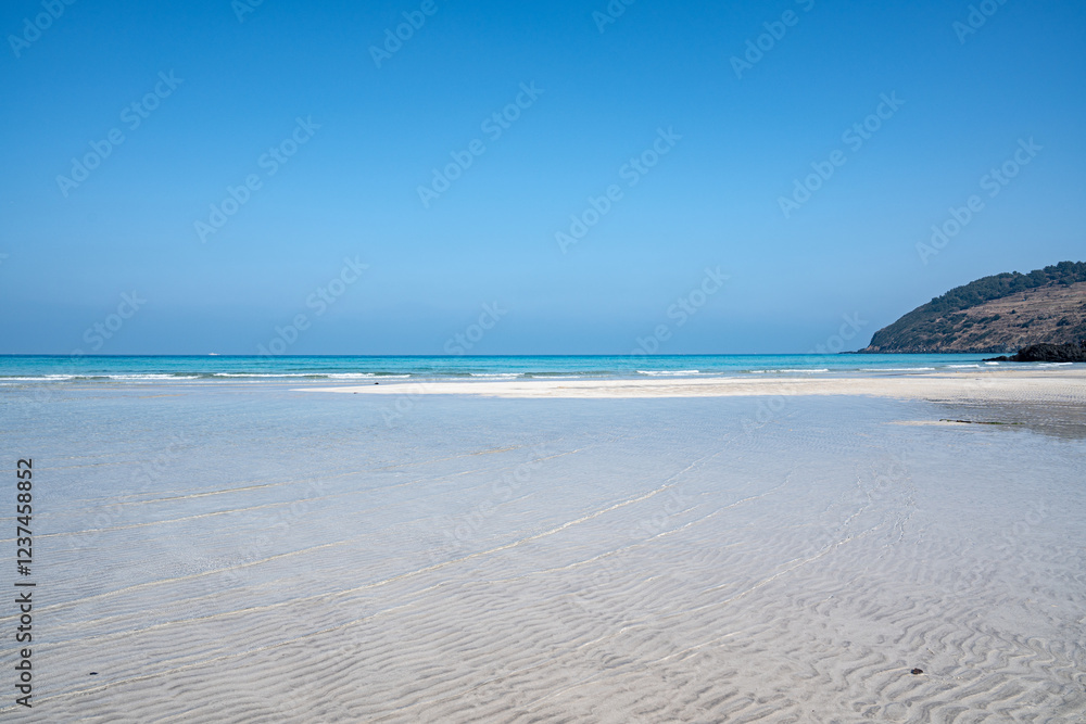 Obraz premium 봄날씨 바다와 하늘이 어우러진 해안가 풍경 제주 제주시 조천읍 함덕리 함덕해수욕장