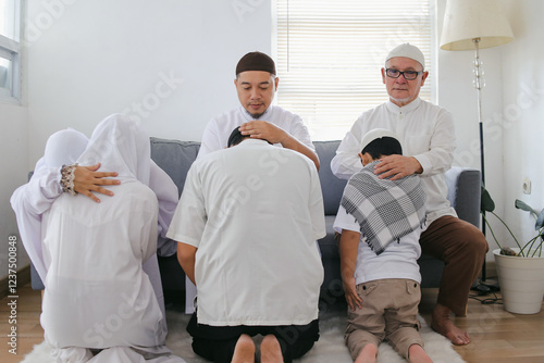 Fotografi Muslim Family Tradition On Eid Mubarak Moment In Indonesia, Forgiving Each Other