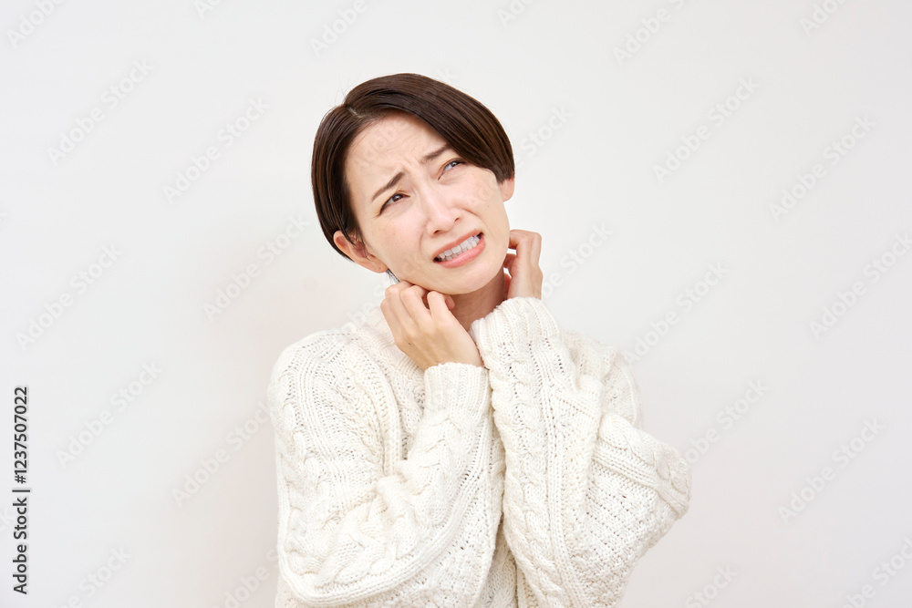 首を掻く敏感肌の女性 白背景 首を掻く敏感肌の女性 白背景