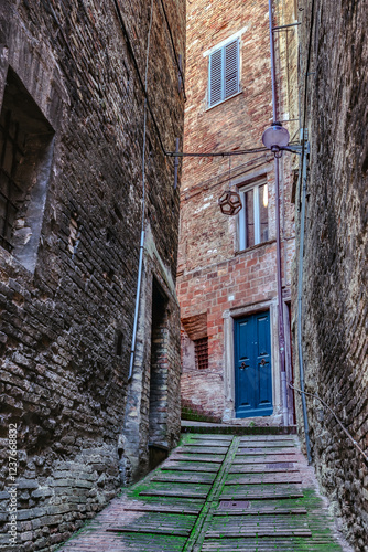 Obraz na płótnie Narrow cobblestone street of medieval Urbino, Italy, with historic architecture w salonie