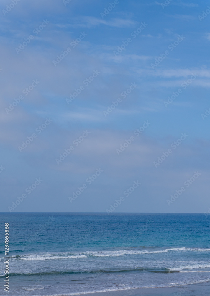 Fototapeta premium Blue Ocean Waves and Sky