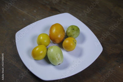 Tomatoes can be eaten directly or cooked first