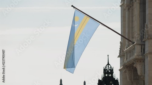 Budapesta Octombrie 2024 45Szeklerland flag on the Hungarian Parliament building. The flag of Szekler Hungarians against bright sky. 4k video photo