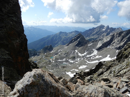 Blick von der Georgsscharte hinunter ins Prititschkar...darüber das Kleine Petzeck 2798m mit der Oberen Prititschscharte.. rechts hinten der Muletter Seichenkopf 2918m photo