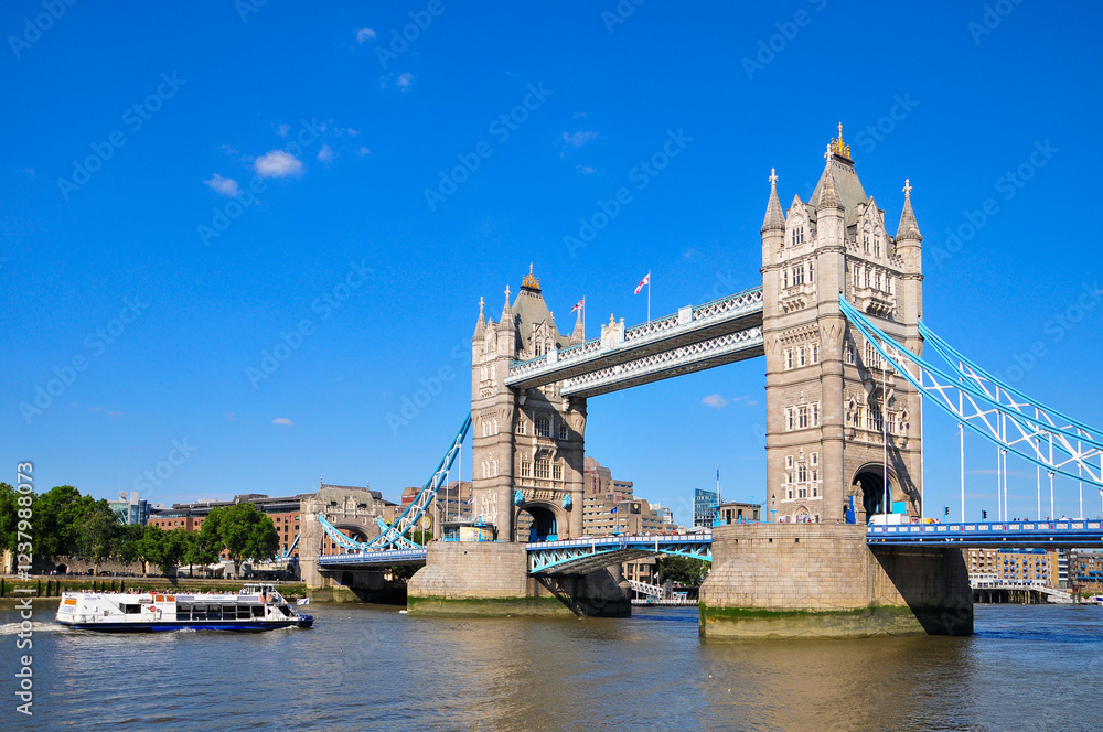 Obraz premium ロンドンにあるテムズ川に架かるタワーブリッジのとても美しい風景Beautiful view of Tower Bridge over the River Thames in London