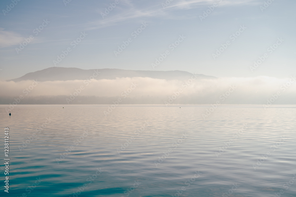 Obraz premium Les Brumes du Lac au Petit Matin