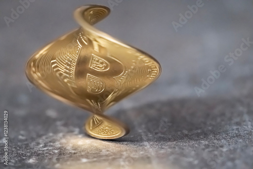 Obraz na płótnie bitcoin uchwycony w ruchu wirowym, artystyczny wyraz symbolu nowoczesnego w salonie