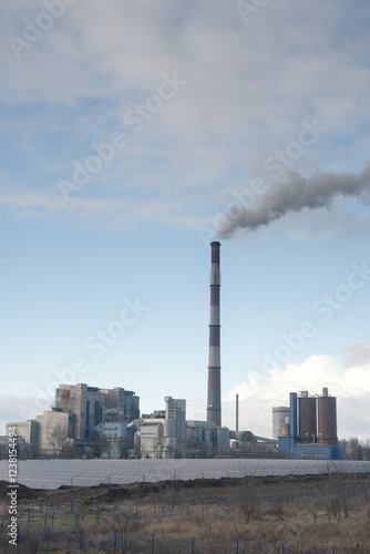 Obraz na płótnie A coal-fired power plant emits greenhouse gases into the atmosphere.
w salonie