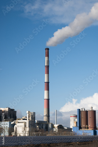 Obraz na płótnie A coal-fired power plant emits greenhouse gases into the atmosphere.
w salonie