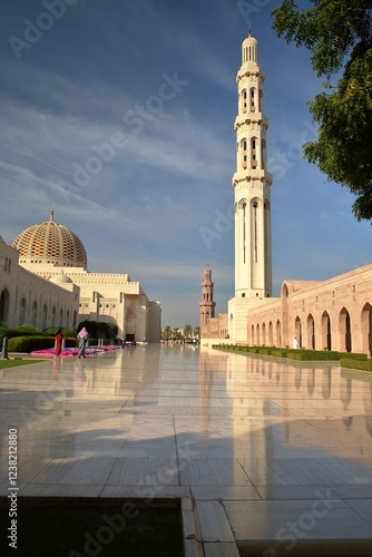 Obraz na płótnie The Sultan Qaboos Grand Mosque in Muscat, Oman, with patterned tiles and reflections w salonie