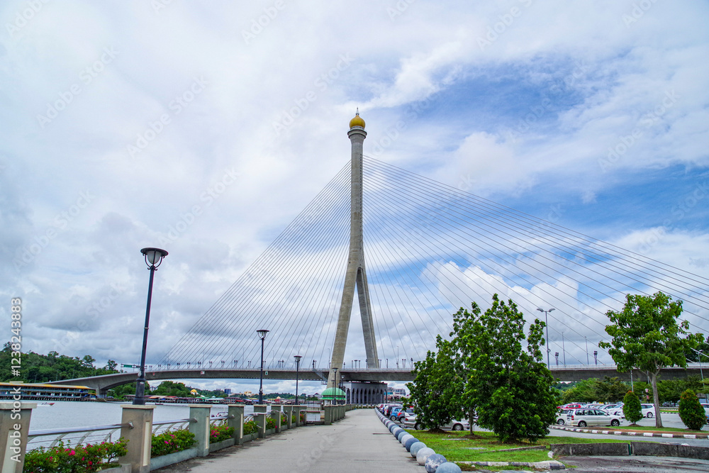 Fototapeta premium ブルネイ川を跨ぐ斜張橋のスンガイケブン橋