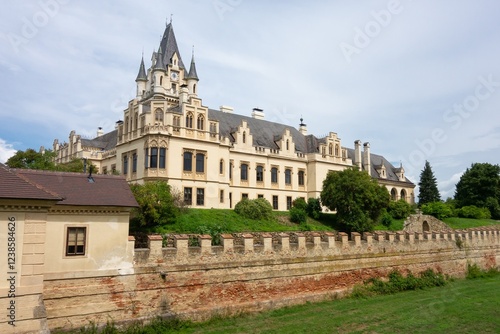 Obraz na płótnie Landscape of Grafenneg Castle in Austria with moat w salonie