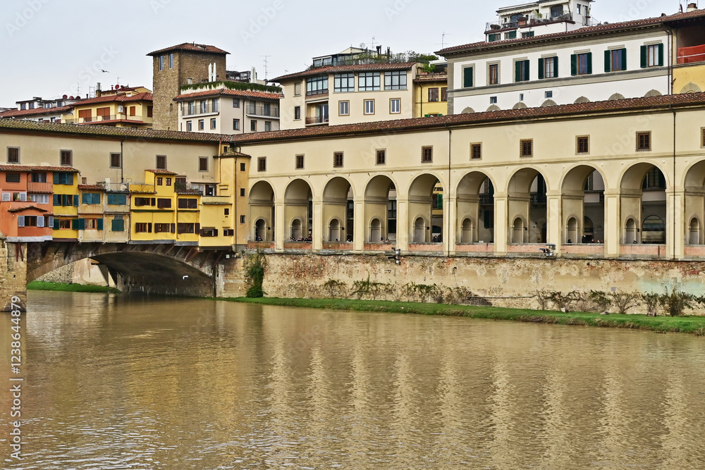Fototapeta premium Firenze, l'Arno a Ponte vecchio e corridoio vasariano - Toscana