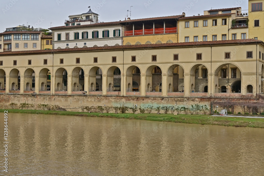 Fototapeta premium Firenze, l'Arno a Ponte vecchio e corridoio vasariano - Toscana