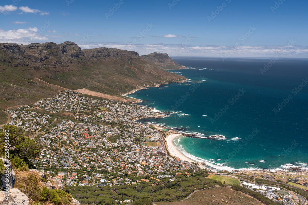 Naklejka premium Table Mountain watching over the waves