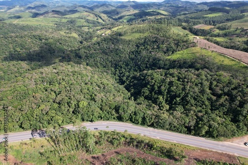 a imagem de uma estrada que corta a floresta tropical no interior do estado de São Paulo, Brasil, captada por um drone. photo