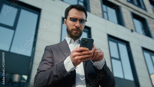 Foto Thoughtful businessman adult doubtful Caucasian man outdoors use mobile phone ma