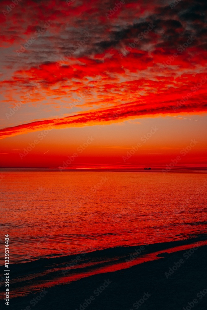 Obraz premium Breathtaking sunset over ocean with vibrant hues.