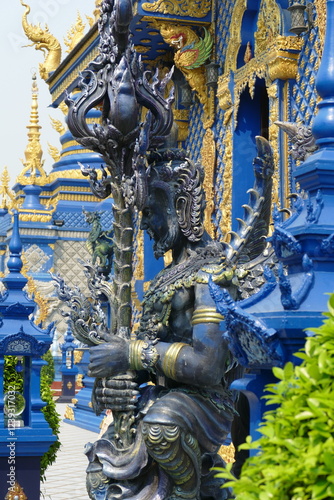Escultura mitológica en  templo azul tailandés