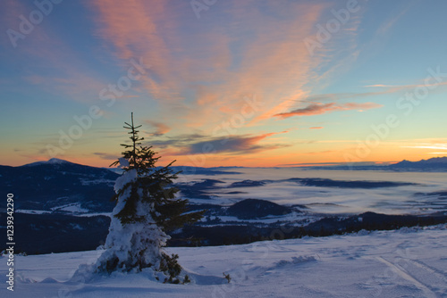 Fototapeta Naklejka Na Ścianę i Meble -  Zimowy Wschód słońca na Pilsku