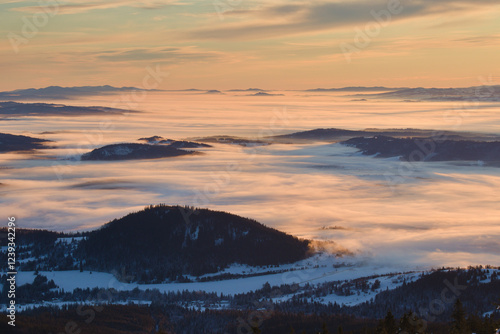 Fototapeta Naklejka Na Ścianę i Meble -  Mgły w dolinach Beskidzkich widok z Pilska