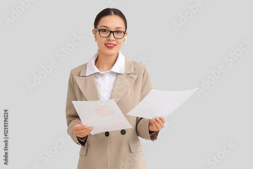 Young Asian businesswoman w...