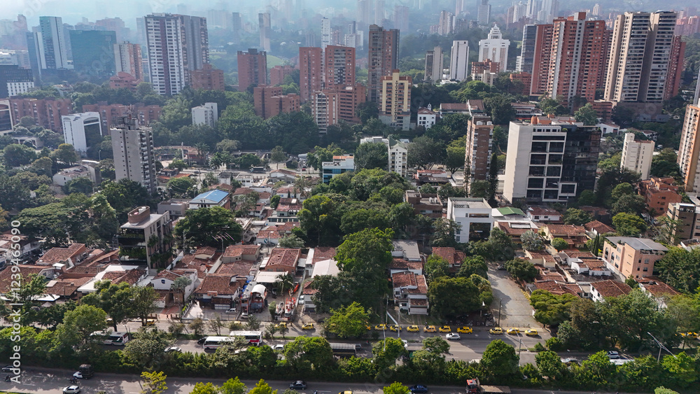Obraz premium Imagen aérea tomada con drone, en ella se observa el área metropolitana del Valle de Aburrá, donde se encuentran ubicadas Medellín, Envigado y otroas ciudades.