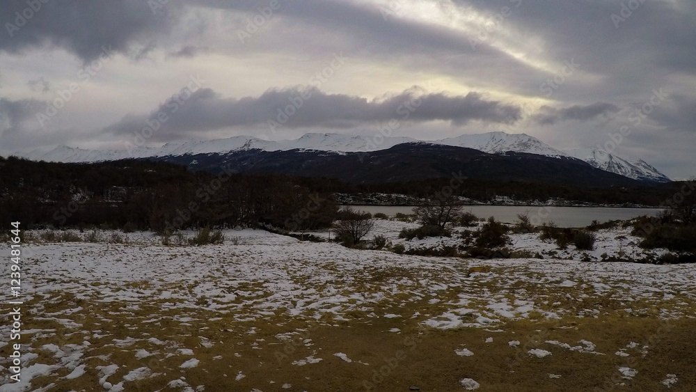 Obraz premium Imagen capturada en la Patagonia Argentina cerca de Ushuaia, al otro lado del Canal Beagle. Los paisajes son absolutamente increíbles.