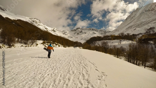 Imagen captada en la Patagonia Argentina cerca de Ushuaia, en la que se pueden observar los nevados. Los paisajes son absolutamente increíbles.
 photo