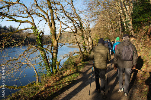 Randonneurs sur la rive du Léguer - Lannion Bretagne photo