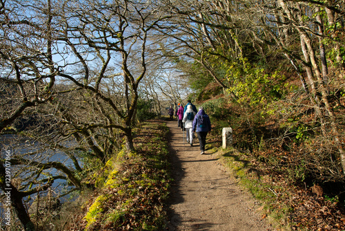 Randonneurs sur la rive du Léguer - Lannion Bretagne photo