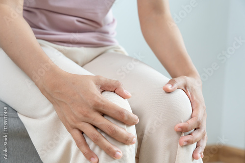 female athlete or spot woman having knee injury due to ligament inflammation, knee pain due to exercise, massage, muscle relaxation, rheumatoid arthritis, gait disturbance, rheumatoid arthritis photo