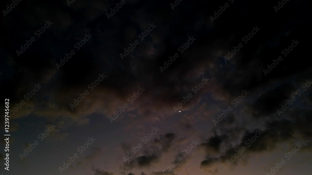 Cielo nublado con luna en el atardecer, noche y luna 