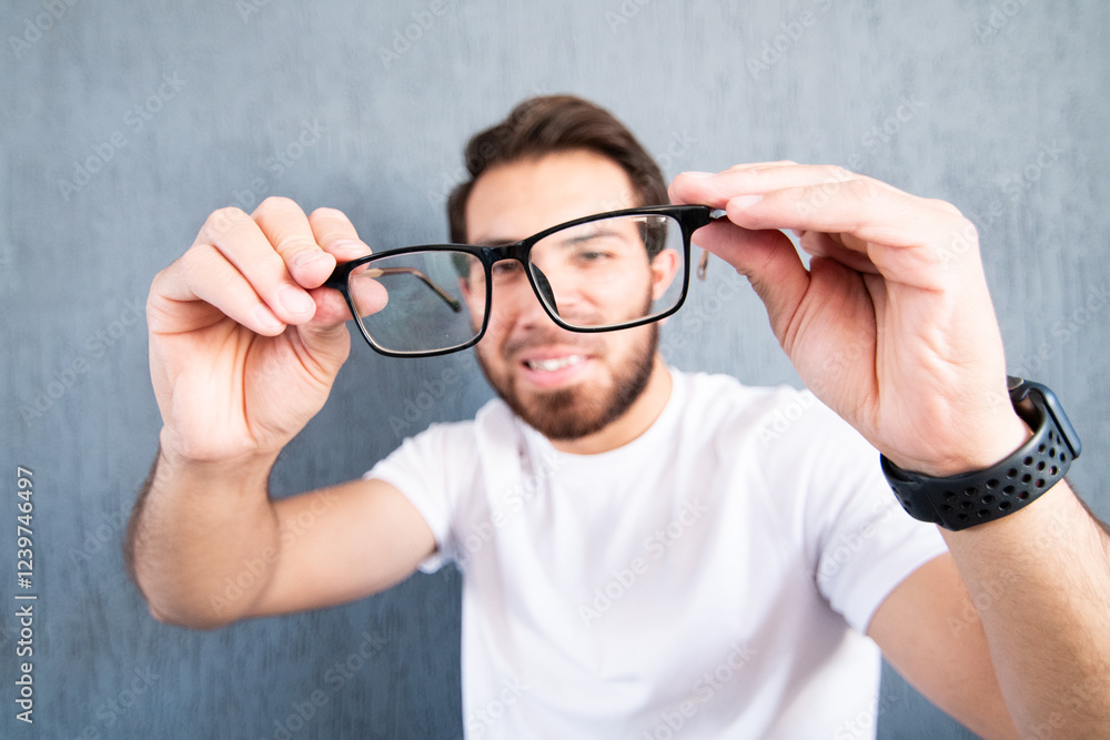 Joven influencer mostrando sus nuevos anteojos Joven influencer mostrando sus nuevos anteojos