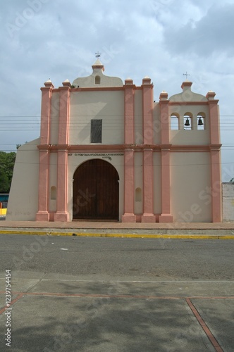Iglesias y vitrales en el Estado Portuguesa.
La mayoria de la poblacion del Estado Portuguesa profesa la religion catolica,y es alli donde hizo su aparicion la Virgen de Coromoto.