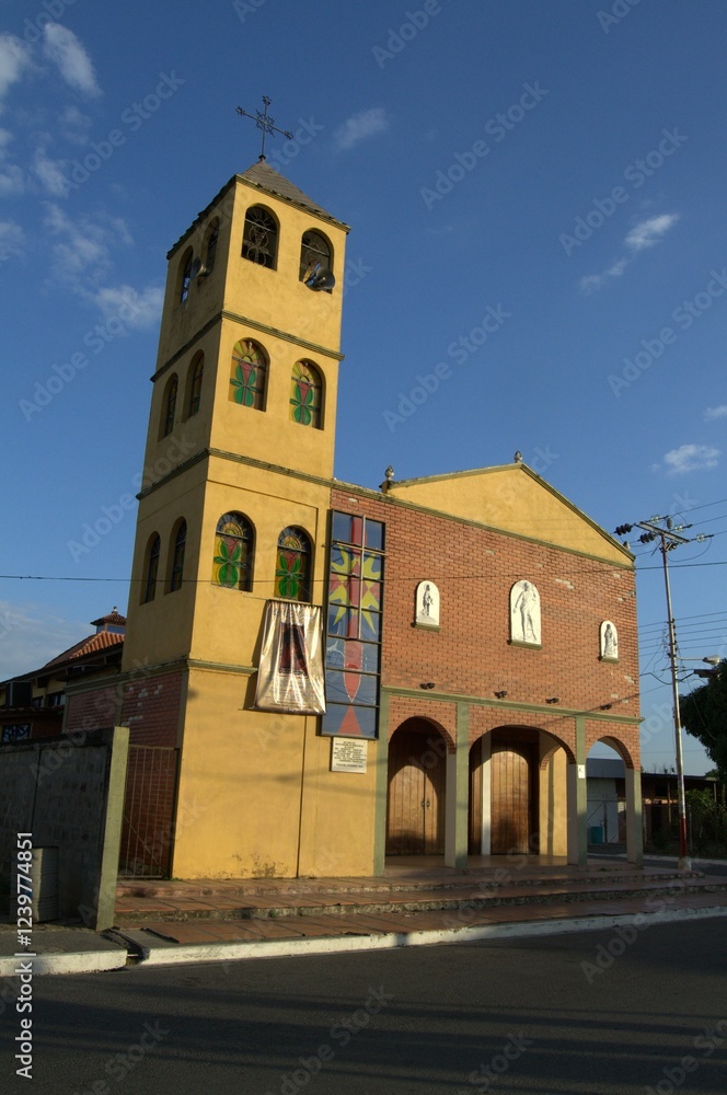 Obraz premium Iglesias y vitrales en el Estado Portuguesa. La mayoria de la poblacion del Estado Portuguesa profesa la religion catolica,y es alli donde hizo su aparicion la Virgen de Coromoto.