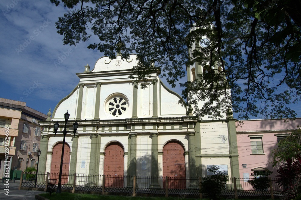 Obraz premium Iglesias y vitrales en el Estado Portuguesa. La mayoria de la poblacion del Estado Portuguesa profesa la religion catolica,y es alli donde hizo su aparicion la Virgen de Coromoto.