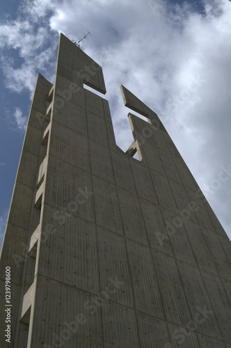 Iglesias y vitrales en el Estado Portuguesa.
La mayoria de la poblacion del Estado Portuguesa profesa la religion catolica,y es alli donde hizo su aparicion la Virgen de Coromoto.