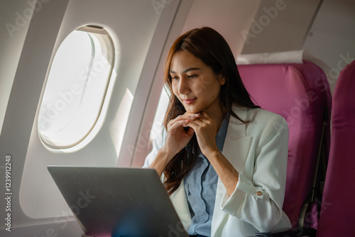 Εκτύπωση καμβά an asian woman is traveling abroad for vacation by plane, female traveler using
