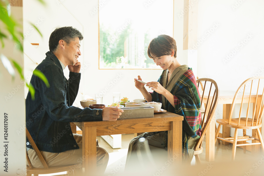 休日をカフェで過ごす日本人夫婦
